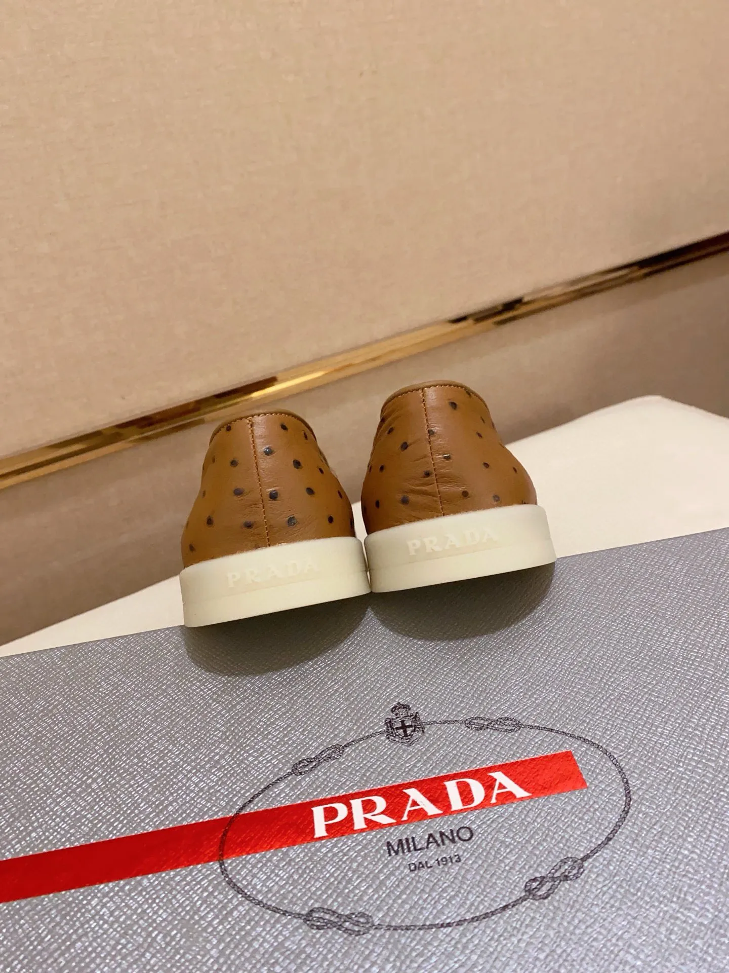Men's shoes 💰 580💰 ✔️✔️✔️High-quality new PRADA counters are launched at the same time. The new men's shoes and 😘fabrics are selected from high-silk bald cowhide and are made by pure handicrafts. Lining: Full cowhide lining. 👍🏿 High-end ☄️ air-cushion molded anti-slip rubber outsole, exquisite lines, simple and elegant, comfortable and high-end for leisure travel. Code number: 38 to 44 (45 can be customized)